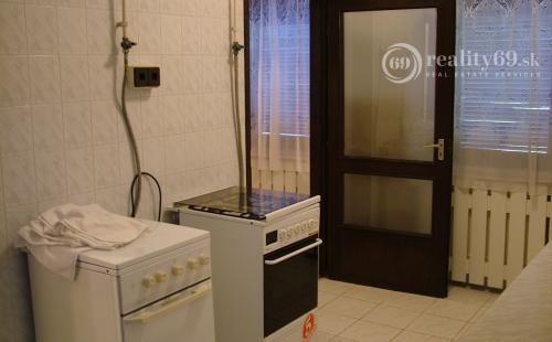 MAĎARSKO - GONC 13 IZBOVÝ OBYTNÝ OBJEKT NA BÝVANIE, PODNIKANIE