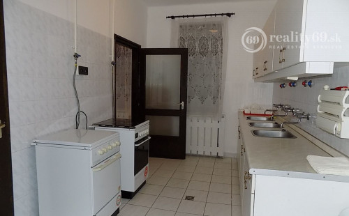 MAĎARSKO - GONC 13 IZBOVÝ OBYTNÝ OBJEKT NA BÝVANIE, PODNIKANIE