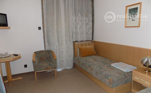 MAĎARSKO - GONC 13 IZBOVÝ OBYTNÝ OBJEKT NA BÝVANIE, PODNIKANIE