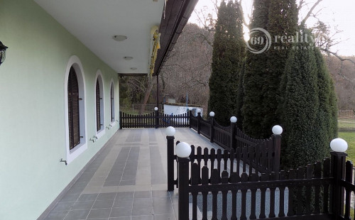 MAĎARSKO - GONC 13 IZBOVÝ OBYTNÝ OBJEKT NA BÝVANIE, PODNIKANIE