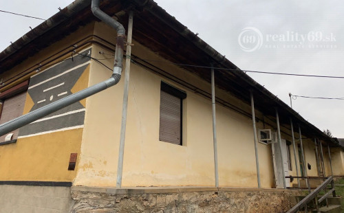 MAĎARSKO - SZOGLIGET KAMENNÝ 2 IZBOVÝ RODINNÝ DOM S LETNOU KUCHYŇOU