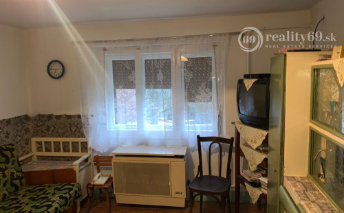 MAĎARSKO - SZOGLIGET KAMENNÝ 2 IZBOVÝ RODINNÝ DOM S LETNOU KUCHYŇOU