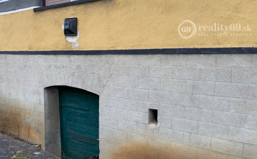 MAĎARSKO - SZOGLIGET KAMENNÝ 2 IZBOVÝ RODINNÝ DOM S LETNOU KUCHYŇOU