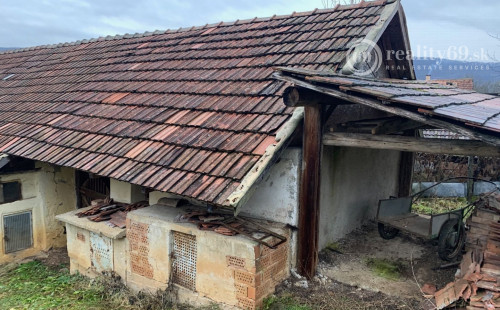 MAĎARSKO - SZOGLIGET KAMENNÝ 2 IZBOVÝ RODINNÝ DOM S LETNOU KUCHYŇOU