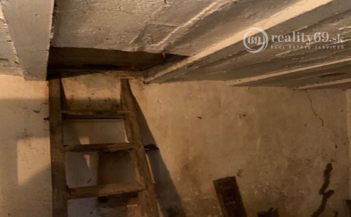 MAĎARSKO - SZOGLIGET KAMENNÝ 2 IZBOVÝ RODINNÝ DOM S LETNOU KUCHYŇOU