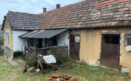 MAĎARSKO - SZOGLIGET PEKNÝ 2 IZBOVÝ TEHLOVÝ RD POZEMOK 1.000M2