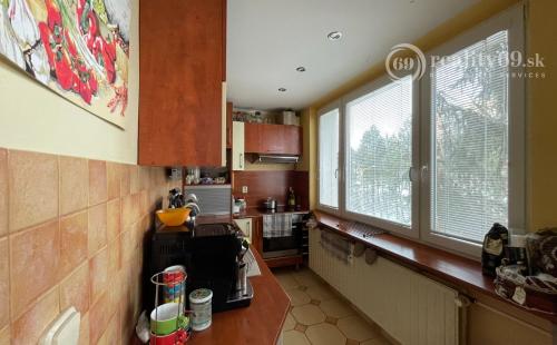 REZERVOVANÉ - FURČA - KROSNIANSKA 3 IZBOVÝ BYT PO KOMPLETNEJ REKONŠTRUKCII 67M2,  PLASTOVÉ OKNÁ, SKRINE, LODŽIA.