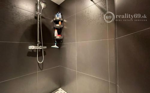 REZERVOVANÉ - FURČA - KROSNIANSKA 3 IZBOVÝ BYT PO KOMPLETNEJ REKONŠTRUKCII 67M2,  PLASTOVÉ OKNÁ, SKRINE, LODŽIA.