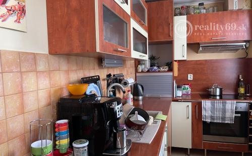 REZERVOVANÉ - FURČA - KROSNIANSKA 3 IZBOVÝ BYT PO KOMPLETNEJ REKONŠTRUKCII 67M2,  PLASTOVÉ OKNÁ, SKRINE, LODŽIA.