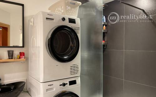 REZERVOVANÉ - FURČA - KROSNIANSKA 3 IZBOVÝ BYT PO KOMPLETNEJ REKONŠTRUKCII 67M2,  PLASTOVÉ OKNÁ, SKRINE, LODŽIA.