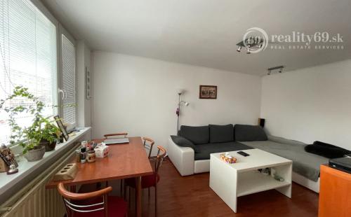 REZERVOVANÉ - FURČA - KROSNIANSKA 3 IZBOVÝ BYT PO KOMPLETNEJ REKONŠTRUKCII 67M2,  PLASTOVÉ OKNÁ, SKRINE, LODŽIA.