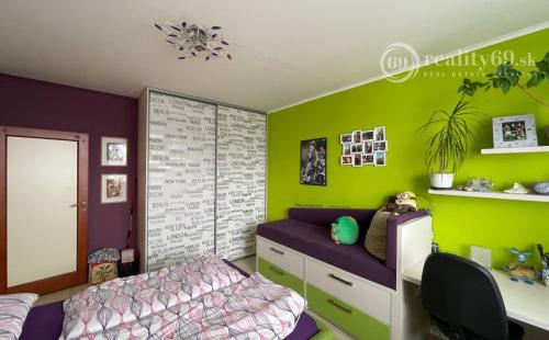 REZERVOVANÉ - FURČA - KROSNIANSKA 3 IZBOVÝ BYT PO KOMPLETNEJ REKONŠTRUKCII 67M2,  PLASTOVÉ OKNÁ, SKRINE, LODŽIA.