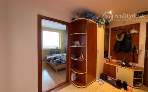 REZERVOVANÉ - FURČA - KROSNIANSKA 3 IZBOVÝ BYT PO KOMPLETNEJ REKONŠTRUKCII 67M2,  PLASTOVÉ OKNÁ, SKRINE, LODŽIA.