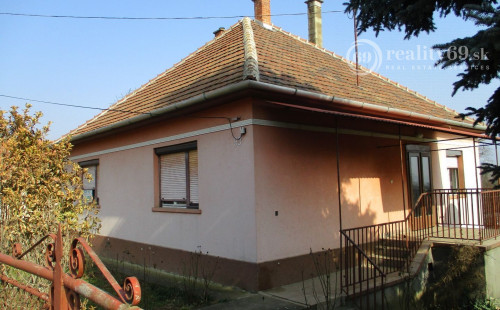 MAĎARSKO - GARADNA 3 IZBOVÝ RODINNÝ DOM, GARÁž S JAMOU, DIELŇA.