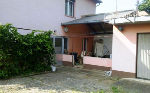 MAĎARSKO - GARADNA 3 IZBOVÝ RODINNÝ DOM, GARÁž S JAMOU, DIELŇA.