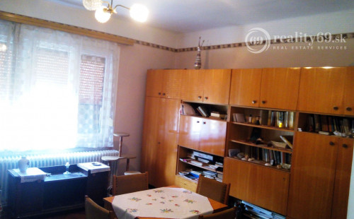 MAĎARSKO - GARADNA 3 IZBOVÝ RODINNÝ DOM, GARÁž S JAMOU, DIELŇA.