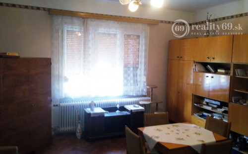 MAĎARSKO - GARADNA 3 IZBOVÝ RODINNÝ DOM, GARÁž S JAMOU, DIELŇA.