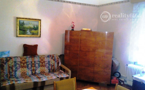 MAĎARSKO - GARADNA 3 IZBOVÝ RODINNÝ DOM, GARÁž S JAMOU, DIELŇA.