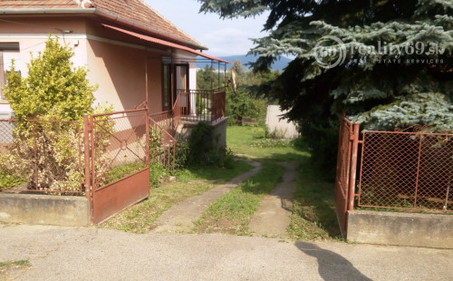 MAĎARSKO - GARADNA 3 IZBOVÝ RODINNÝ DOM, GARÁž S JAMOU, DIELŇA.