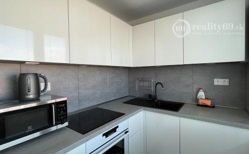 STARÉ MESTO - KUZMÁNYHO 4 IZBOVÝ BYT PO REKONŠTRUKCII VRÁTANE ZARIADENIA