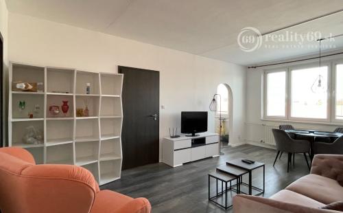 STARÉ MESTO - KUZMÁNYHO 4 IZBOVÝ BYT PO REKONŠTRUKCII VRÁTANE ZARIADENIA