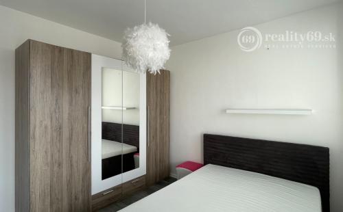 STARÉ MESTO - KUZMÁNYHO 4 IZBOVÝ BYT PO REKONŠTRUKCII VRÁTANE ZARIADENIA