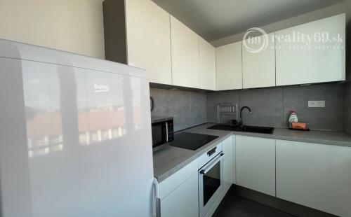 STARÉ MESTO - KUZMÁNYHO 4 IZBOVÝ BYT PO REKONŠTRUKCII VRÁTANE ZARIADENIA