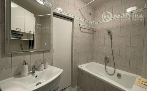 STARÉ MESTO - KUZMÁNYHO 4 IZBOVÝ BYT PO REKONŠTRUKCII VRÁTANE ZARIADENIA