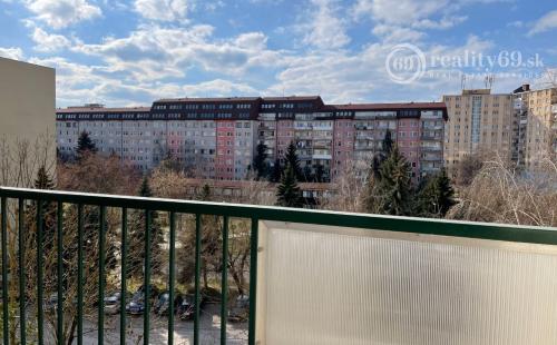 STARÉ MESTO - KUZMÁNYHO 4 IZBOVÝ BYT PO REKONŠTRUKCII VRÁTANE ZARIADENIA