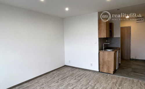 JAZERO - AMURSKÁ - 1 IZBOVÝ BYT S LODŽIOU, PO KOMPLETNEJ REKONŠTRUKCII.