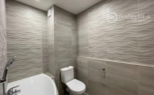 JAZERO - AMURSKÁ - 1 IZBOVÝ BYT S LODŽIOU, PO KOMPLETNEJ REKONŠTRUKCII.