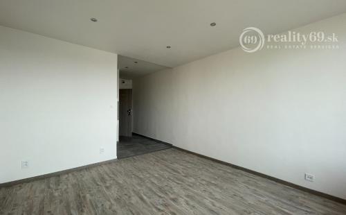 JAZERO - AMURSKÁ - 1 IZBOVÝ BYT S LODŽIOU, PO KOMPLETNEJ REKONŠTRUKCII.