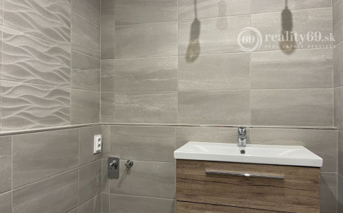 JAZERO - AMURSKÁ - 1 IZBOVÝ BYT S LODŽIOU, PO KOMPLETNEJ REKONŠTRUKCII.