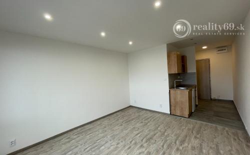 JAZERO - AMURSKÁ - 1 IZBOVÝ BYT S LODŽIOU, PO KOMPLETNEJ REKONŠTRUKCII.