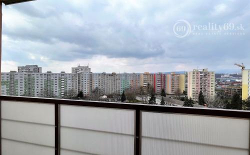 JAZERO - AMURSKÁ - 1 IZBOVÝ BYT S LODŽIOU, PO KOMPLETNEJ REKONŠTRUKCII.