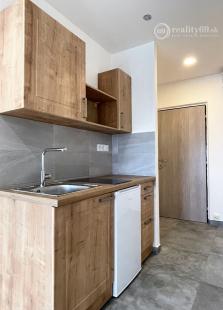 JAZERO - AMURSKÁ - 1 IZBOVÝ BYT S LODŽIOU, PO KOMPLETNEJ REKONŠTRUKCII.