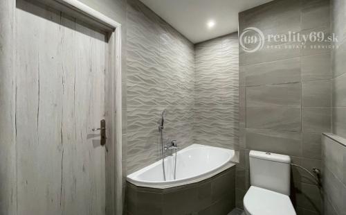 JAZERO - AMURSKÁ - 1 IZBOVÝ BYT S LODŽIOU, PO KOMPLETNEJ REKONŠTRUKCII.