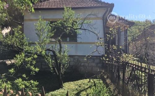 MAĎARSKO - TRIZS - AGGTELEK 5  IZBOVÝ DOM, RYBNÍK, JAZERO, VINNÁ PIVNICA.