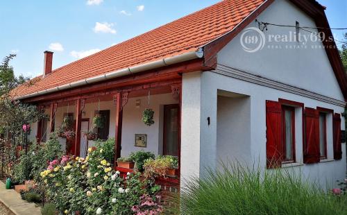 PRENÁJOM - AGGTELEK ROMANTICKÝ VIDIECKY DOM IBA 70 KM OD KOŠÍC -  V KRÁSNOM PROSTREDÍ