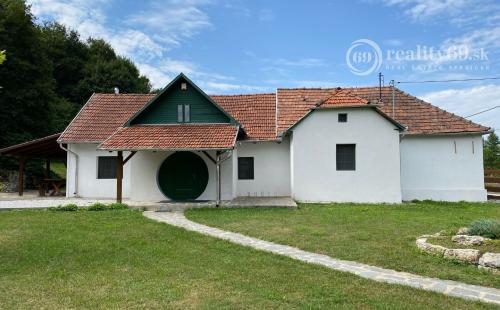 PRENÁJOM - SZŐLŐSARDÓ ROMANTICKÁ VIDIECKA USADLOSŤ IBA 50 KM OD KOŠÍC -  V LONE PRÍRODY.