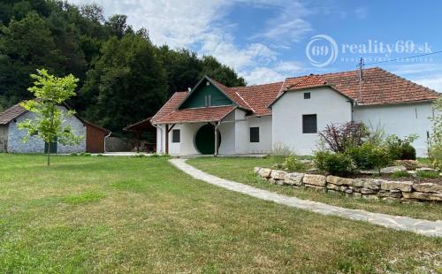 PRENÁJOM - SZŐLŐSARDÓ ROMANTICKÁ VIDIECKA USADLOSŤ IBA 50 KM OD KOŠÍC -  V LONE PRÍRODY.