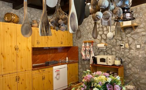 PRENÁJOM - SZŐLŐSARDÓ ROMANTICKÁ VIDIECKA USADLOSŤ IBA 50 KM OD KOŠÍC -  V LONE PRÍRODY.