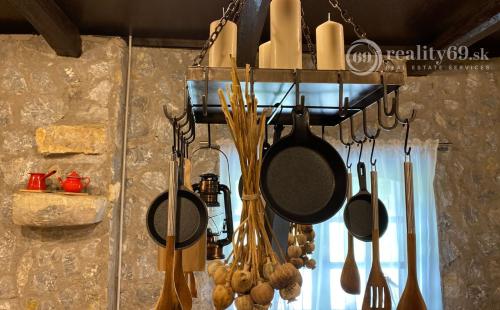 PRENÁJOM - SZŐLŐSARDÓ ROMANTICKÁ VIDIECKA USADLOSŤ IBA 50 KM OD KOŠÍC -  V LONE PRÍRODY.