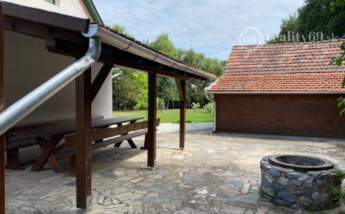 PRENÁJOM - SZŐLŐSARDÓ ROMANTICKÁ VIDIECKA USADLOSŤ IBA 50 KM OD KOŠÍC -  V LONE PRÍRODY.