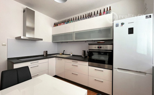 REZERVOVANÉ - KVP - HEMERKOVA NOVÁ KUCHYŇA, KÚPEĽŇA S MUROVANÝM JADROM, LODŽIA, VSTAVANÉ SKRINE.