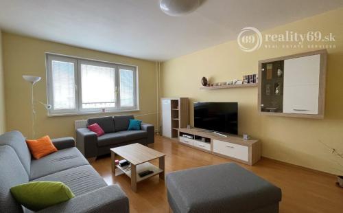 REZERVOVANÉ - KVP - HEMERKOVA NOVÁ KUCHYŇA, KÚPEĽŇA S MUROVANÝM JADROM, LODŽIA, VSTAVANÉ SKRINE.