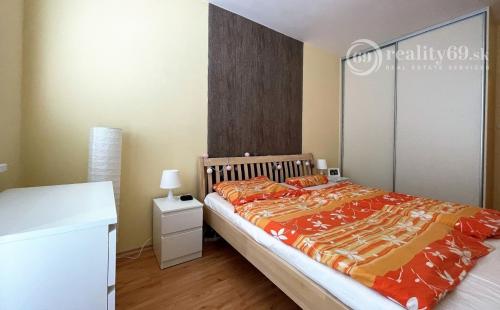 REZERVOVANÉ - KVP - HEMERKOVA NOVÁ KUCHYŇA, KÚPEĽŇA S MUROVANÝM JADROM, LODŽIA, VSTAVANÉ SKRINE.