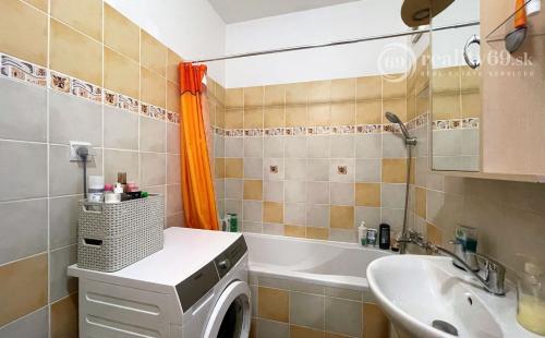 REZERVOVANÉ - KVP - HEMERKOVA NOVÁ KUCHYŇA, KÚPEĽŇA S MUROVANÝM JADROM, LODŽIA, VSTAVANÉ SKRINE.