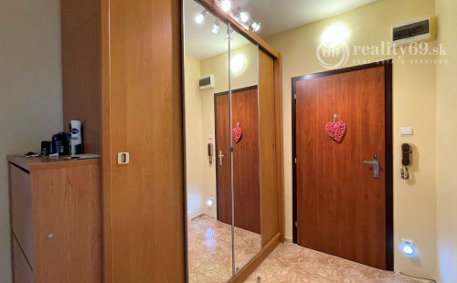 REZERVOVANÉ - KVP - HEMERKOVA NOVÁ KUCHYŇA, KÚPEĽŇA S MUROVANÝM JADROM, LODŽIA, VSTAVANÉ SKRINE.