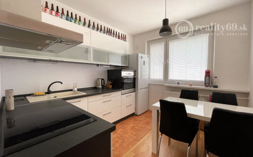 REZERVOVANÉ - KVP - HEMERKOVA NOVÁ KUCHYŇA, KÚPEĽŇA S MUROVANÝM JADROM, LODŽIA, VSTAVANÉ SKRINE.